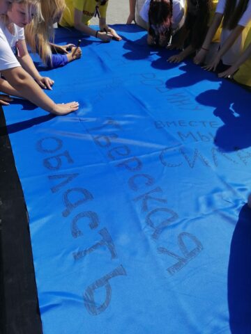 На Ржевском мемориале расписали частичку российского триколора, который развернули 22 августа в столице На Ржевском мемориале расписали частичку российского триколора, который развернули 22 августа в столице