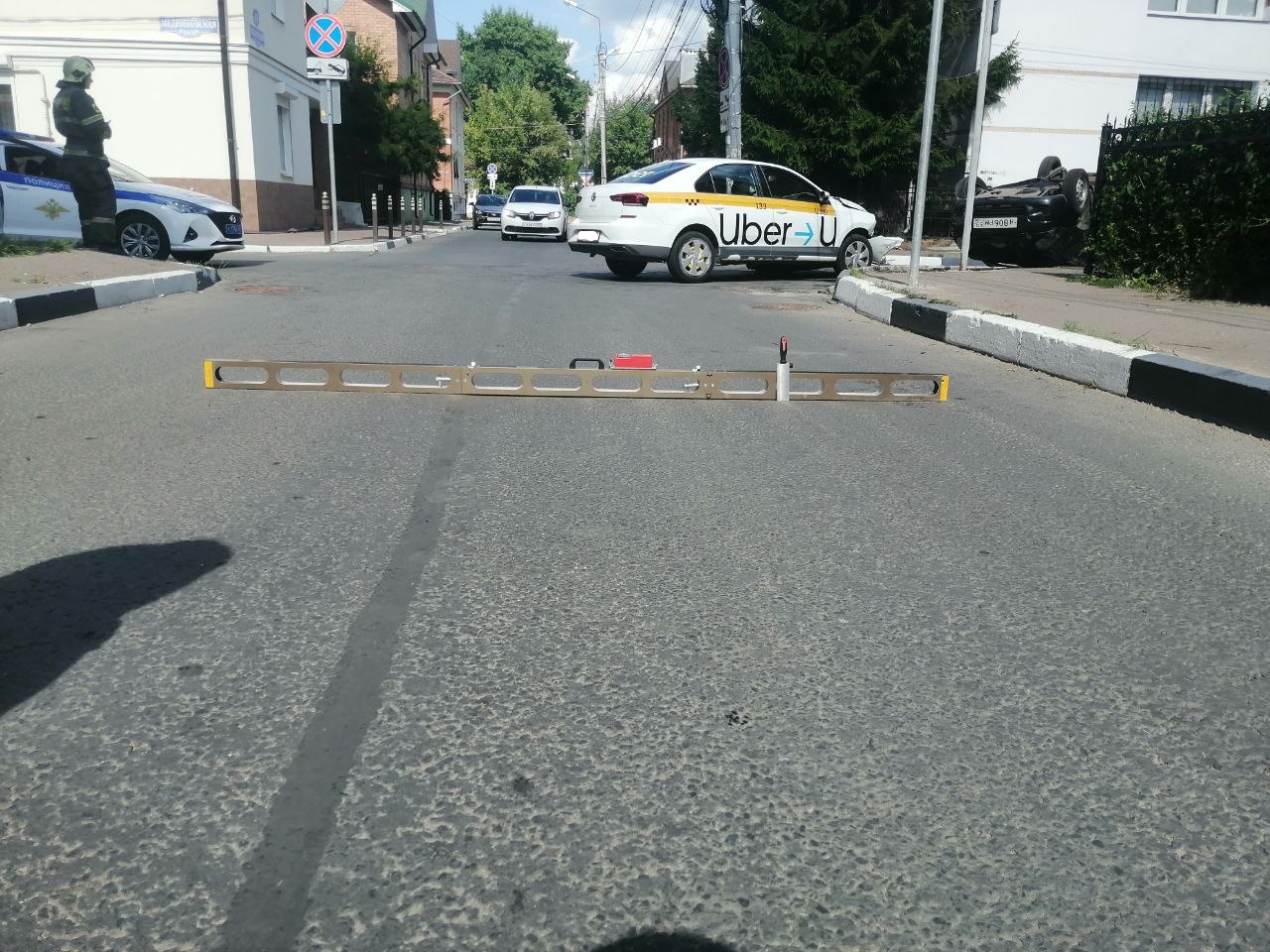 В Твери водитель такси нарушил правила дорожного движения и попал в ДТП