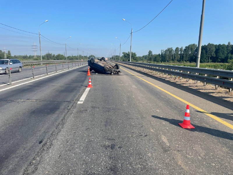 На трассе М-10 в Тверской области произошло ДТП из-за лопнувшего колеса