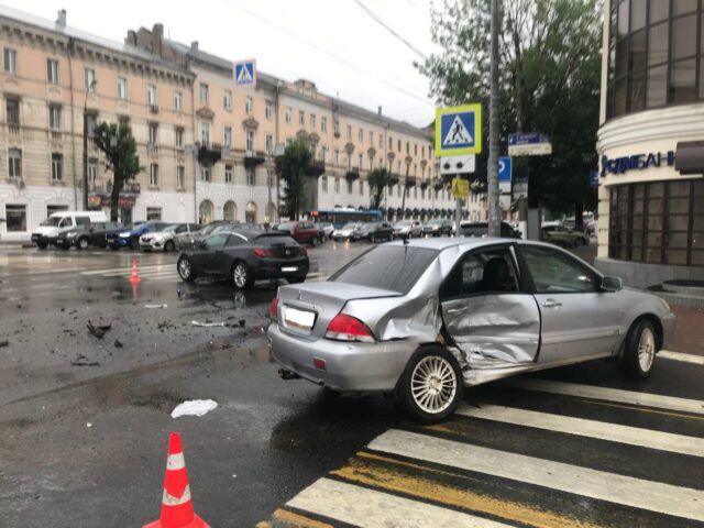 В центре Твери столкнулись две иномарки В центре Твери столкнулись две иномарки