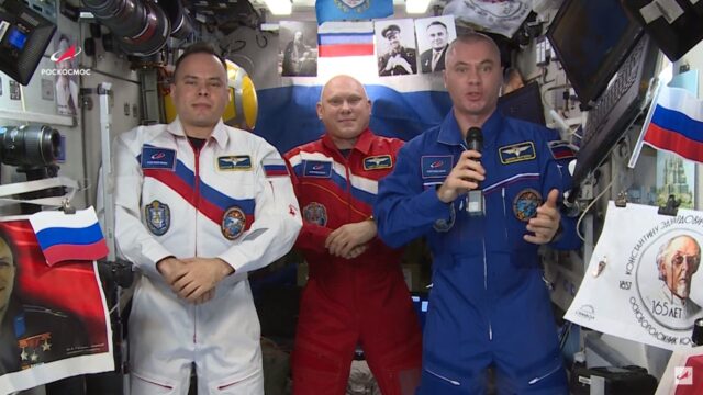 Российские космонавты поздравили соотечественников с Днем Государственного флага России Российские космонавты поздравили соотечественников с Днем Государственного флага России