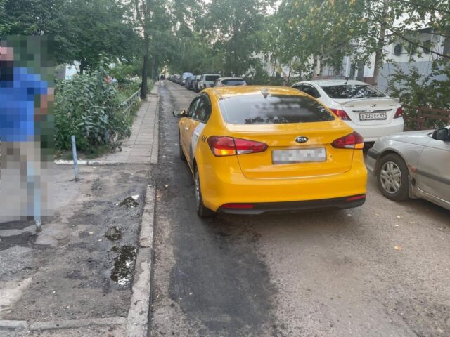 В Твери водитель иномарки не заметил идущего позади машины пенсионера и сбил его