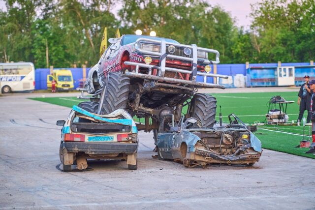 Впервые в Твери пройдет уникальное шоу каскадеров На одном из стадионов Твери каскадеры устроят бои легковушек с автомобилем «Биг Фут»