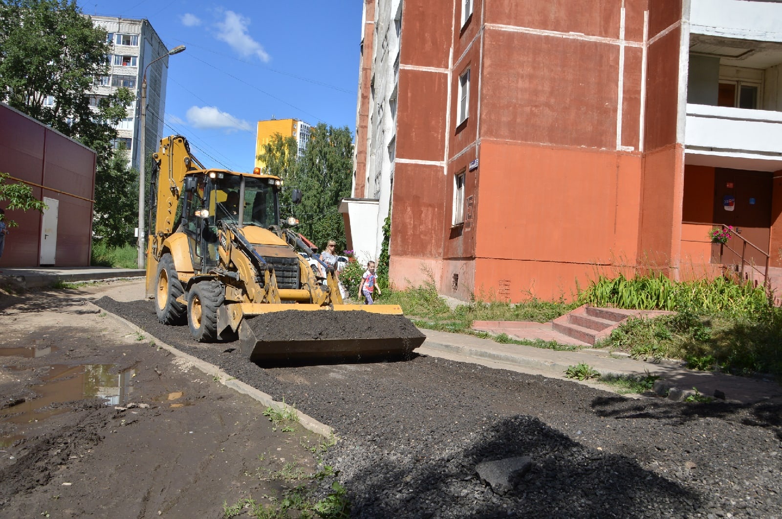 В Твери в крупном дворе приведено в порядок дорожное полотно