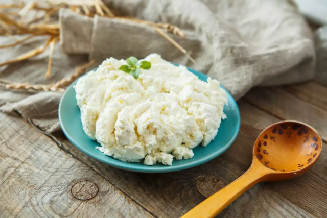 Специалисты ФГБУ «Тверская МВЛ» выявили запрещенный к применению фермент в твороге