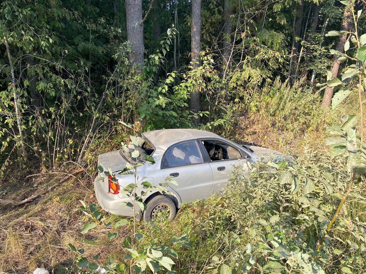 Под Тверью автомобиль съехал в кювет Под Тверью автомобиль съехал в кювет