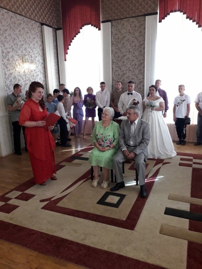 В нелидовском ЗАГСе чествовали молодоженов и юбиляров