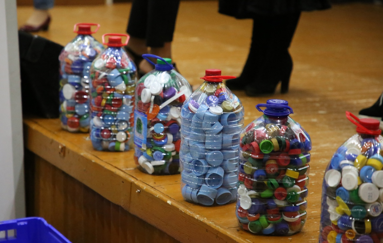 Не мусор, а благотворительность: Как крышечки помогают детям-сиротам