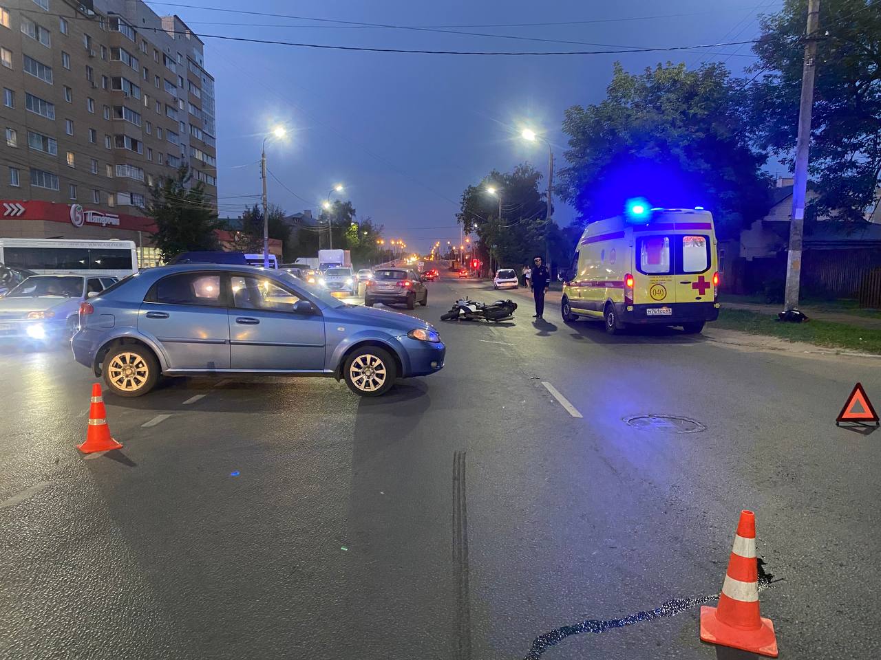 В Твери столкнулись мотоцикл и иномарка