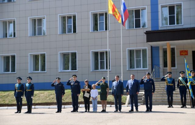 В Торжке родственникам погибшего на Украине полковника Василия Клещенко вручили Звезду Героя России