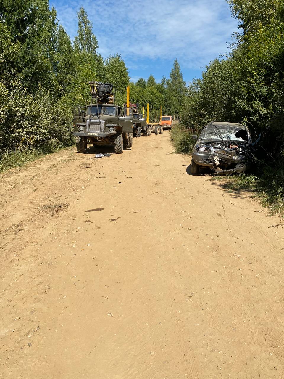 В Тверской области Шевроле столкнулась с лесовозом