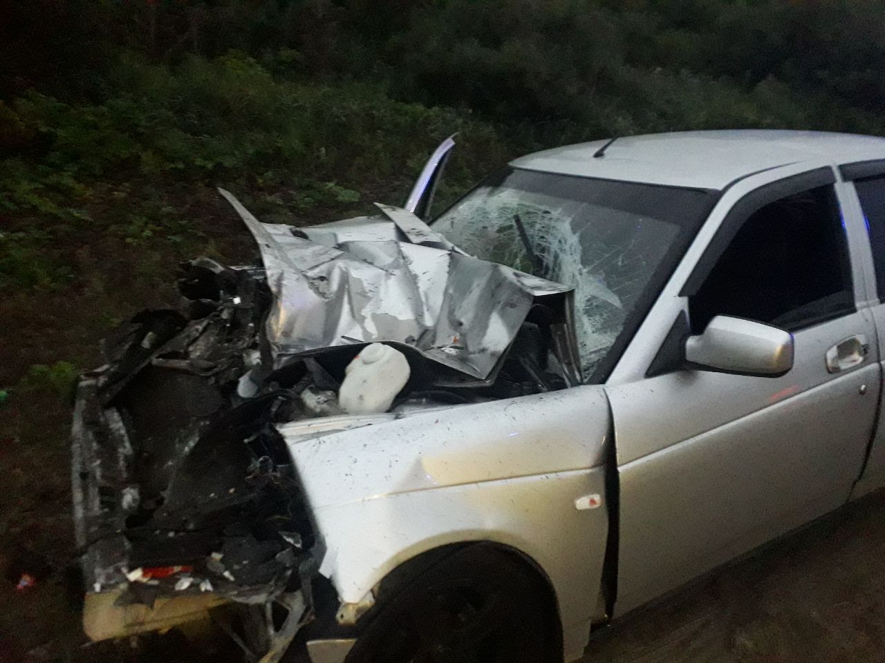 В Тверской области Приора врезалась в КАМАЗ