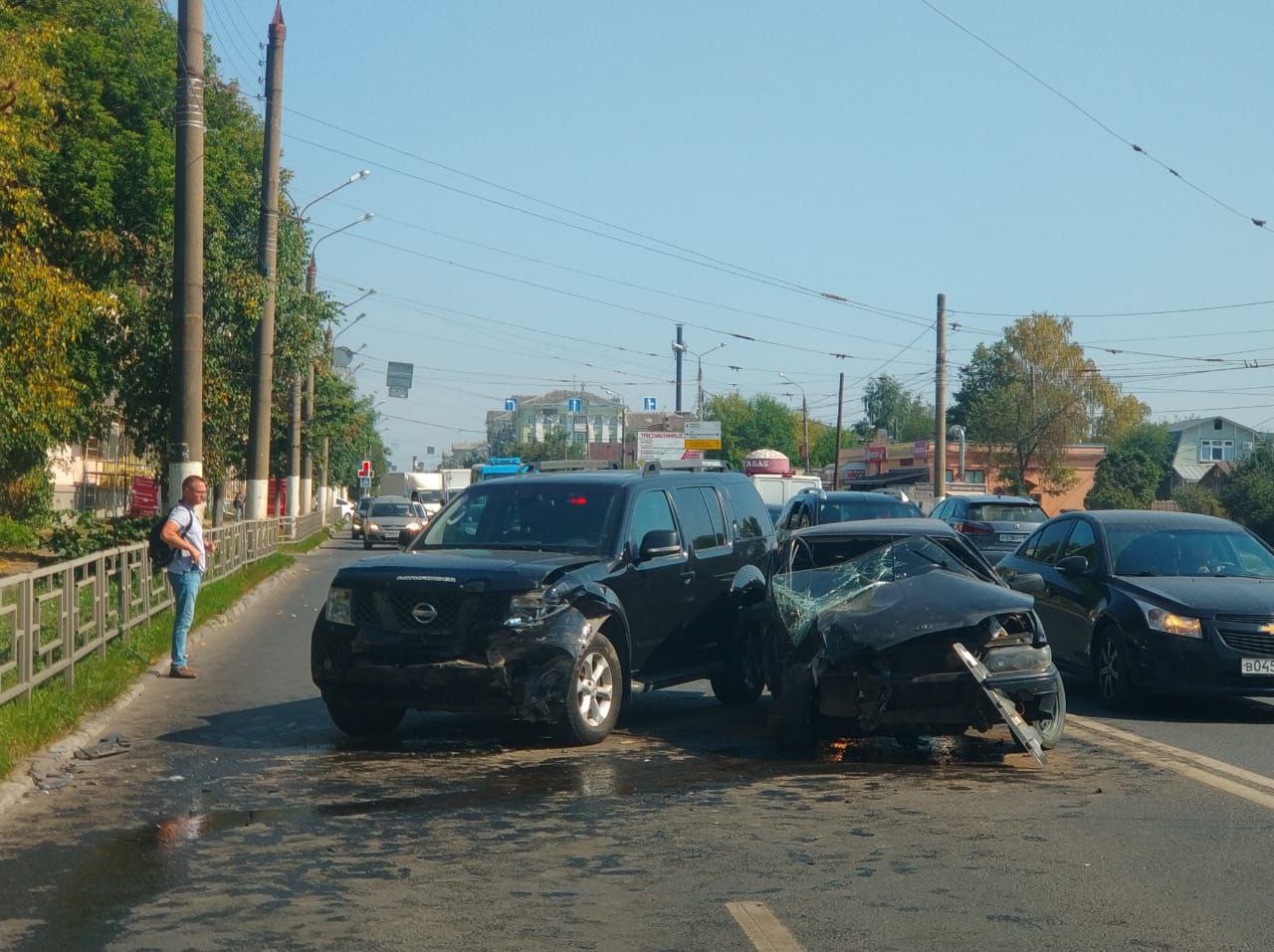 В Твери ВАЗ при перестроении врезался в попутный автомобиль В Твери ВАЗ при перестроении врезался в попутный автомобиль