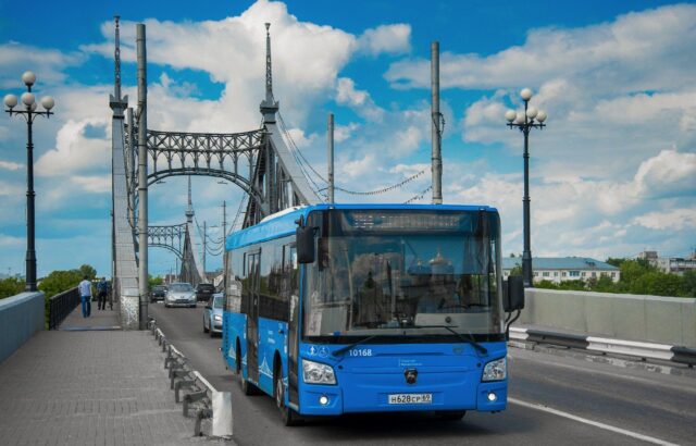 В Твери юным пассажирам автобусов в День знаний подарили раскраски