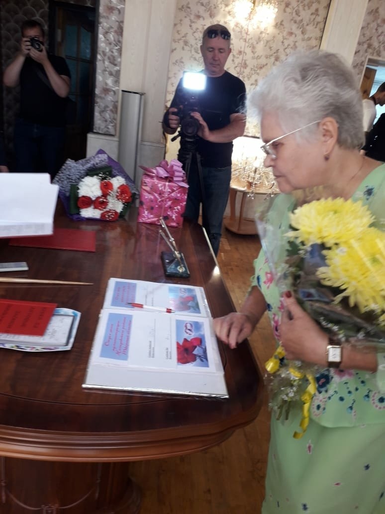 В нелидовском ЗАГСе чествовали молодоженов и юбиляров