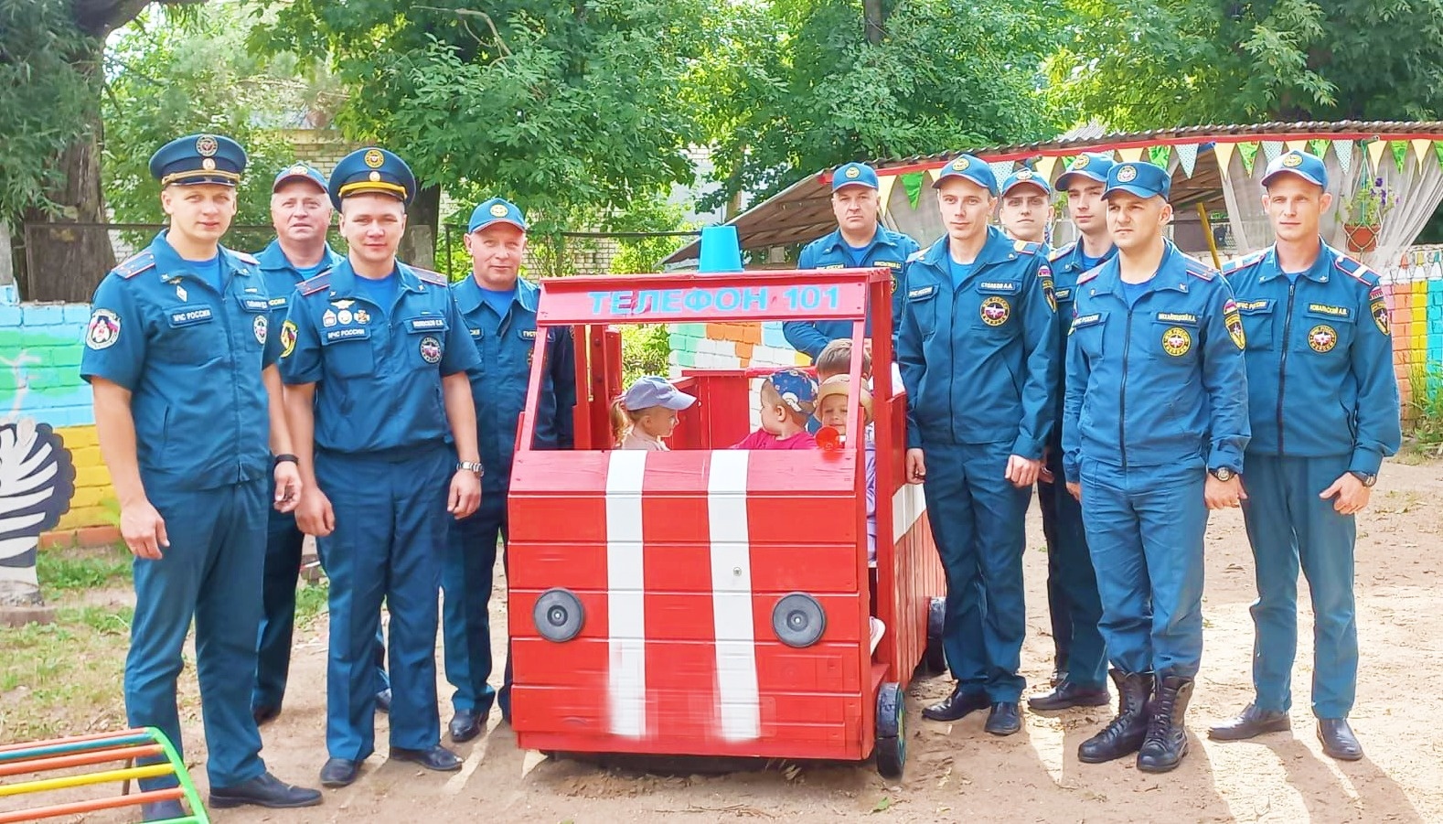 Ржевские пожарные подарили детскому саду игрушечный пожарный автомобиль Ржевские пожарные подарили детскому саду игрушечный пожарный автомобиль