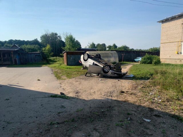 В поселке Тверской области молодой водитель уехал в кювет