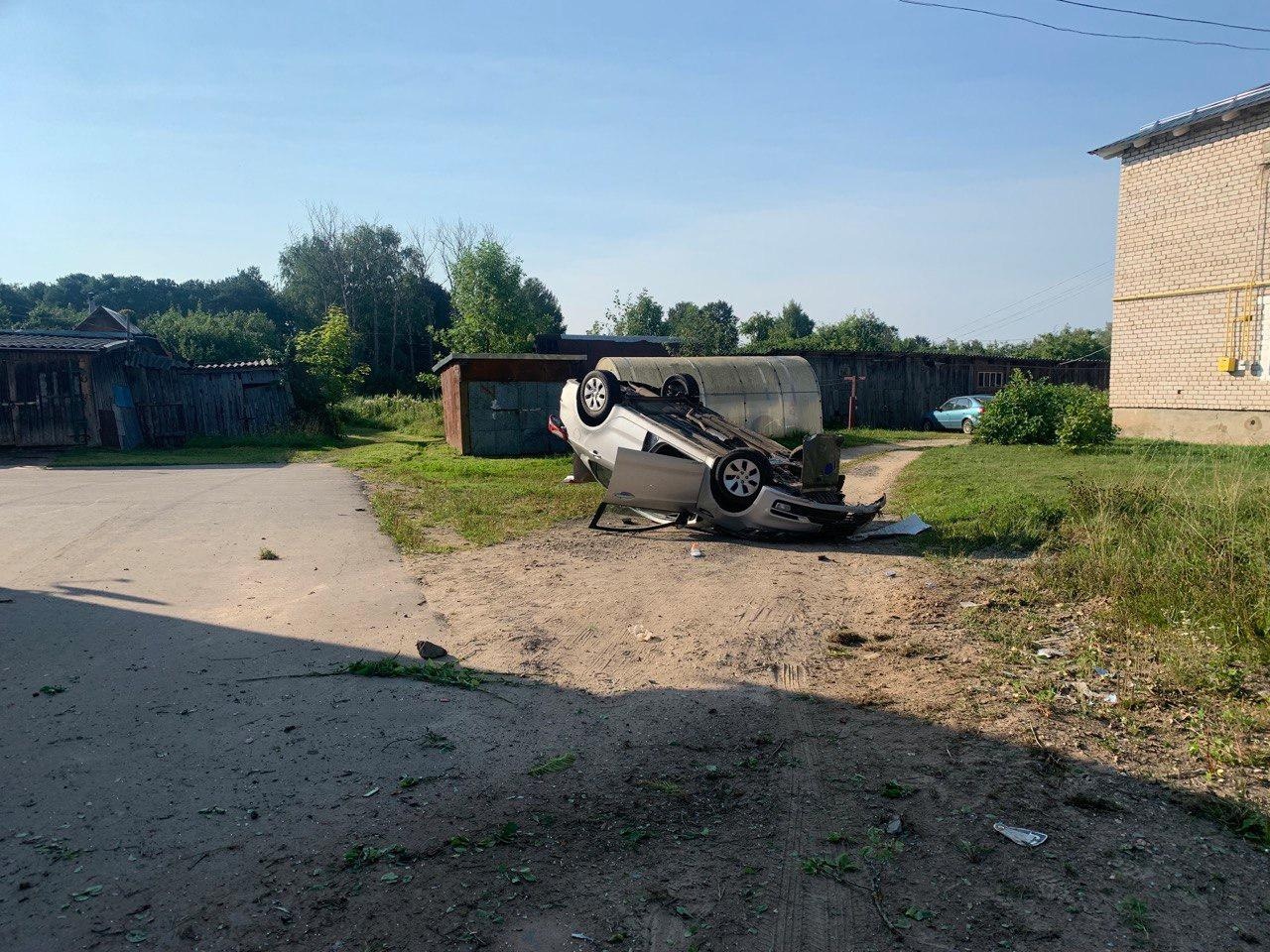 В поселке Тверской области молодой водитель уехал в кювет