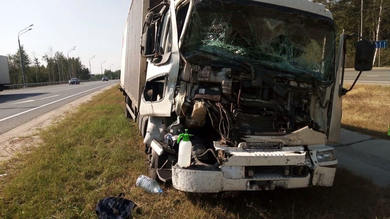 Под Тверью на М-10 грузовик врезался в трактор