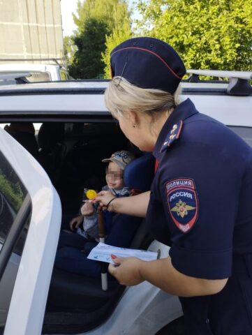 В городе Тверской области автоинспекторы проверяли машины на наличие автокресел В городе Тверской области автоинспекторы проверяли машины на наличие автокресел