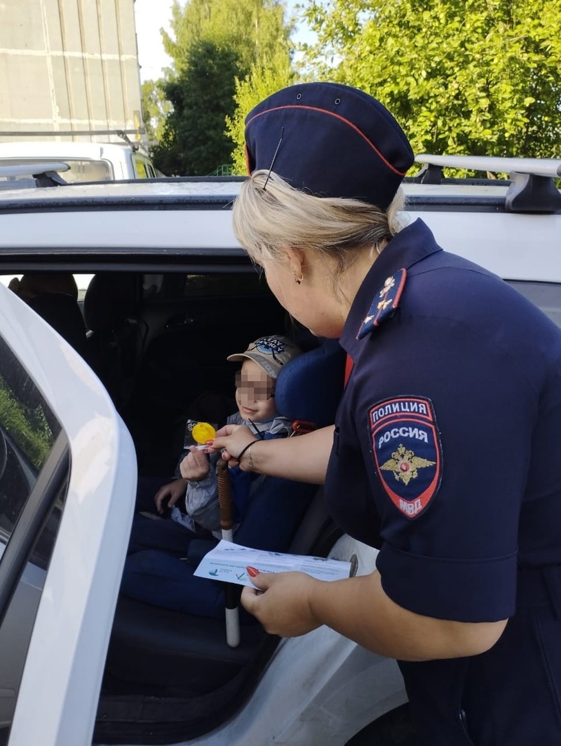 В городе Тверской области автоинспекторы проверяли машины на наличие автокресел