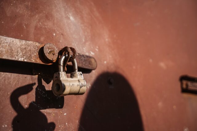 Житель Твери выставил на продажу гараж сожительницы