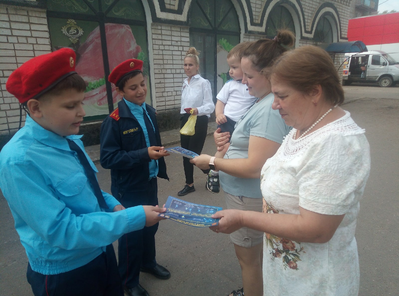 В Ржеве прошла акция "Засветись! Стань заметней на дороге! В Ржеве прошла акция "Засветись! Стань заметней на дороге!