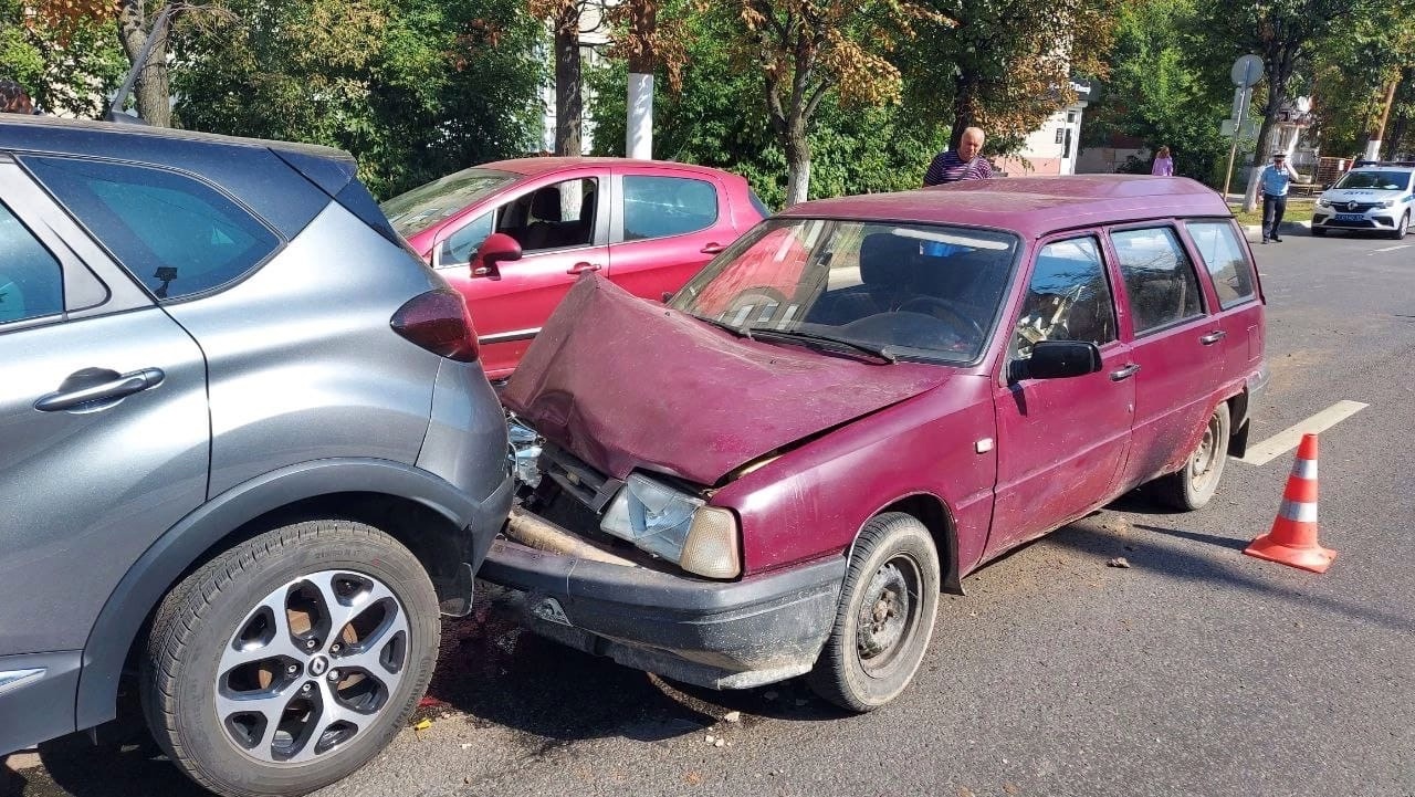 В Твери на Горького столкнулись четыре автомобиля В Твери на Горького столкнулись четыре автомобиля