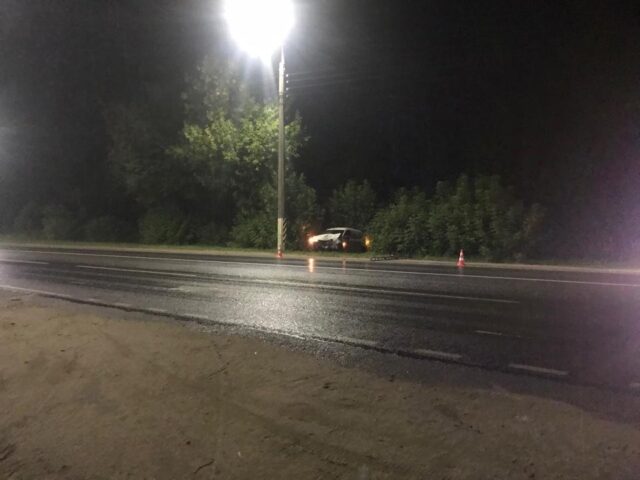 В Твери водитель слишком разогнался и врезался в мачту линии электропередач