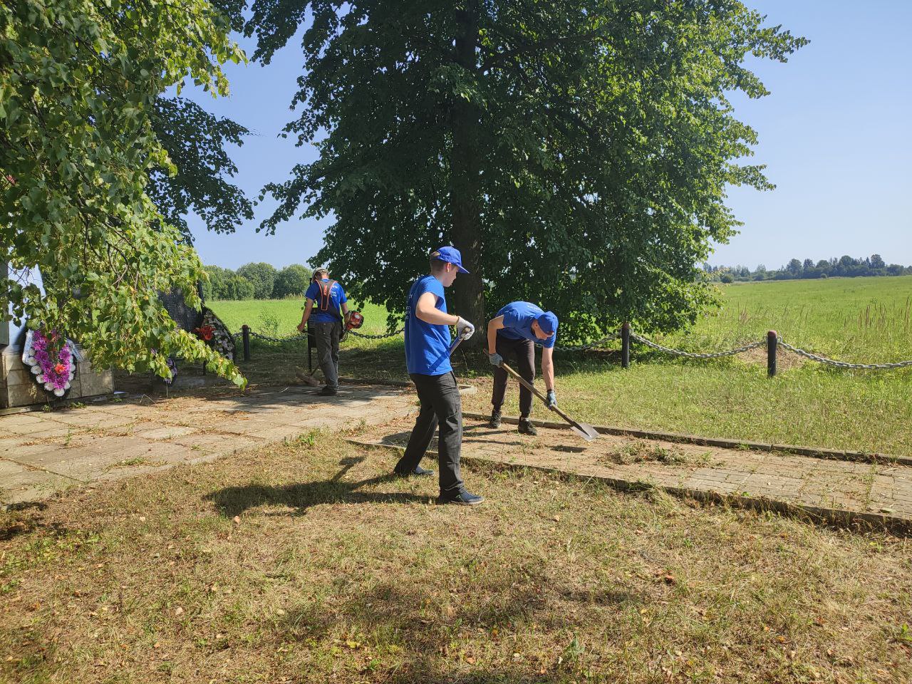 Студенческие энергетические отряды Тверьэнерго благоустраивают воинские захоронения Тверской области