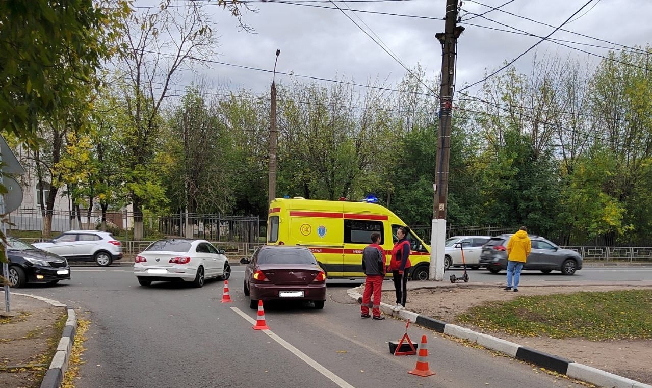 В Твери девушка переходила дорогу вне пешеходного перехода и попала под машину