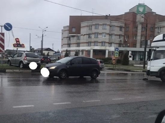 В Твери женщина на Рено врезалась в светофор В Твери женщина на Рено врезалась в светофор