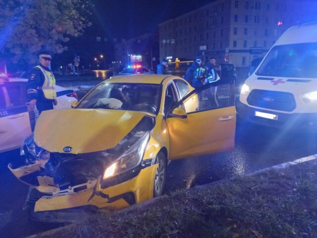 В Твери произошла ночная авария с участием двух автомобилей В Твери произошла ночная авария с участием двух автомобилей