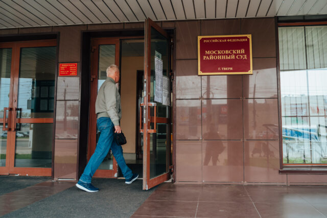 В косметическом салоне Твери мужчина избил свою жену шваброй