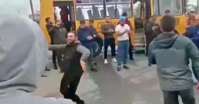 В России защитников Родины провожают песнями и танцами В России защитников Родины провожают песнями и танцамичная мобилизация