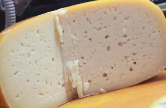 Житель Твери отправится под административный арест за кражу сыра из супермаркета В социальном учреждении Твери обнаружен некачественный сыр