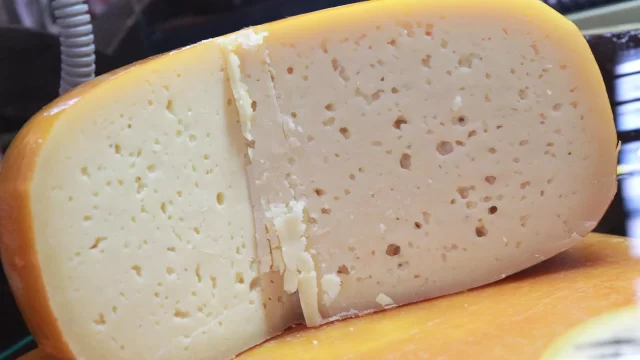 Житель Твери отправится под административный арест за кражу сыра из супермаркета В социальном учреждении Твери обнаружен некачественный сыр