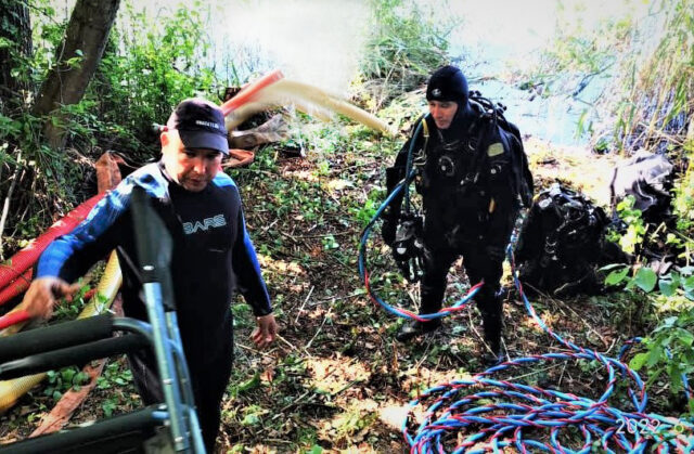 Спасатели-водолазы Тверской области подняли со дна озера истребитель времен войны
