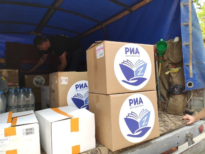 Журналисты РИА Верхневолжье передали в военный госпиталь Ростова-на-Дону книги и кондитерские подарки