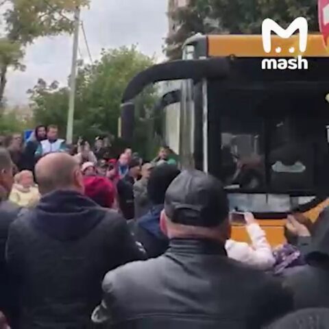 По всей стране с песнями провожают мобилизованных мужчин