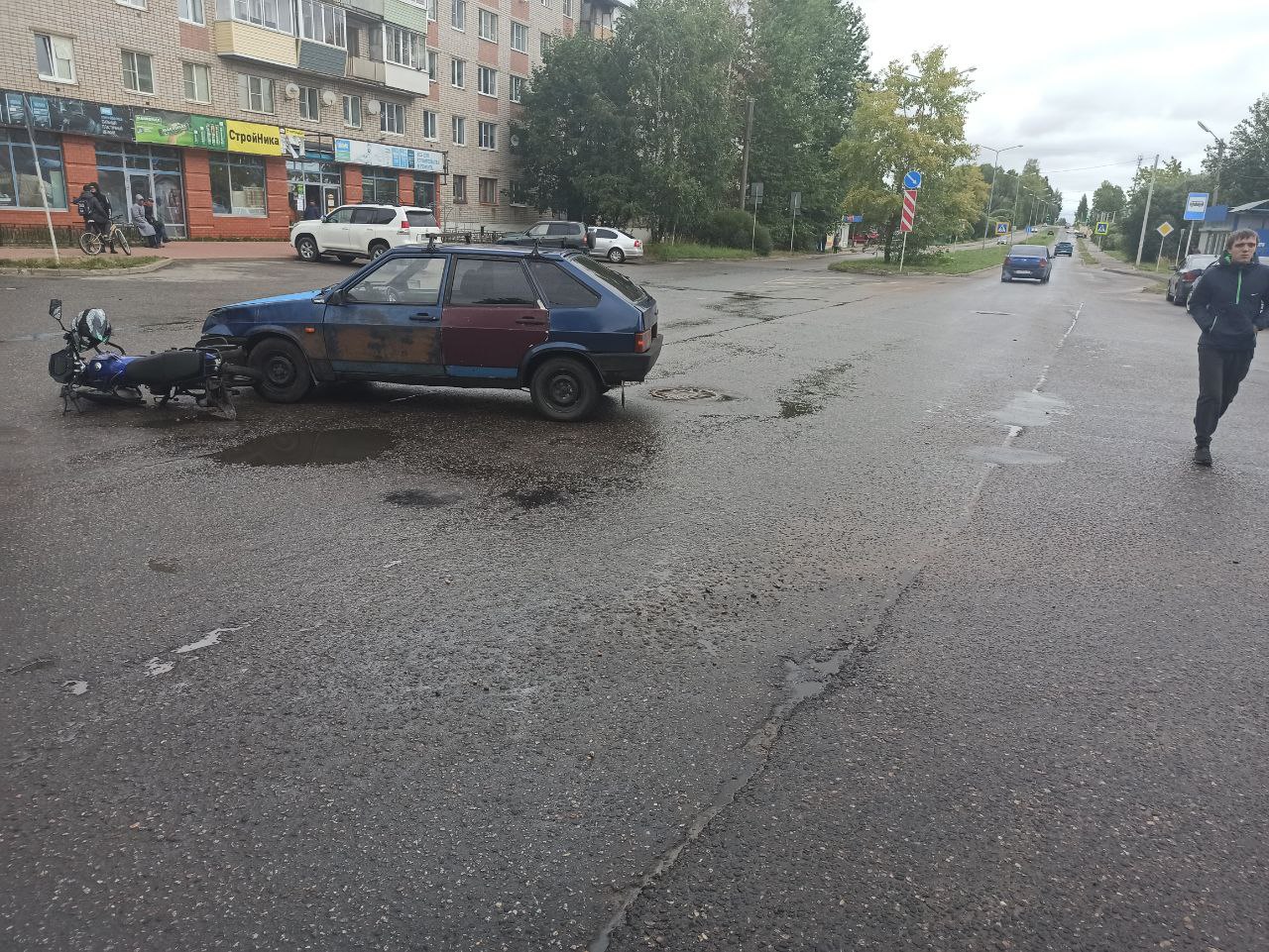 В Тверской области легковушка сбила подростка на мопеде В Тверской области легковушка сбила подростка на мопеде
