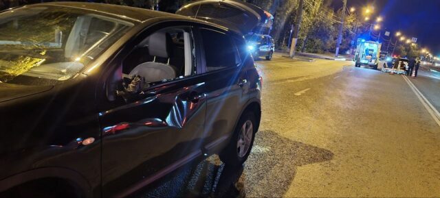 В Твери пешеход врезался в автомобиль В Твери пешеход врезался в автомобиль