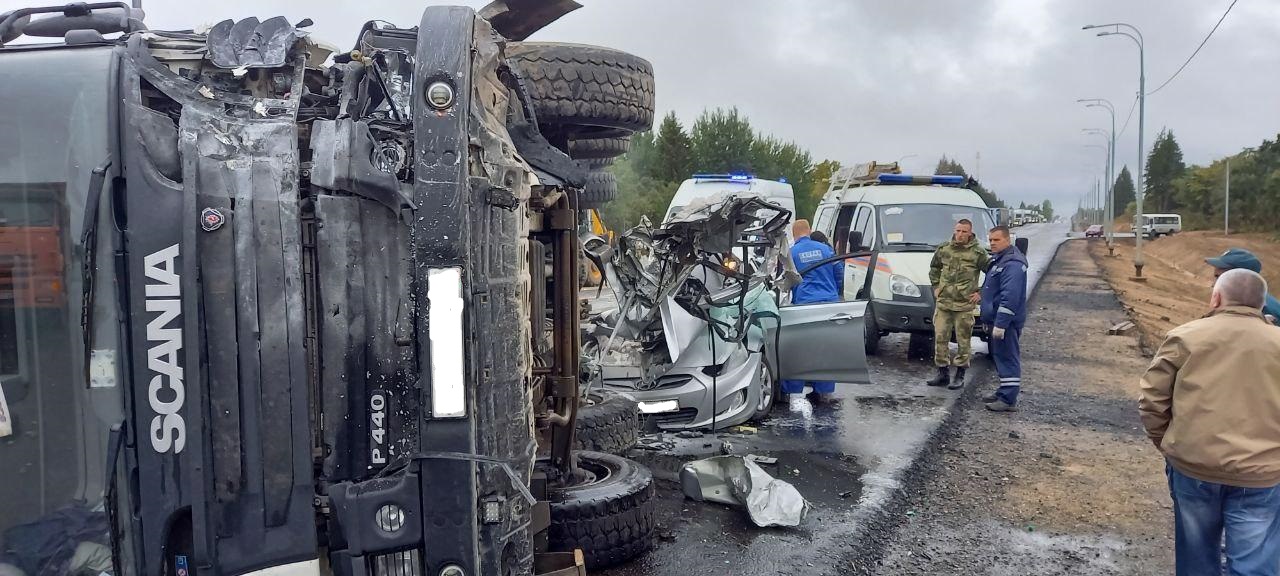Два человека погибли в ДТП с фурой в Тверской области