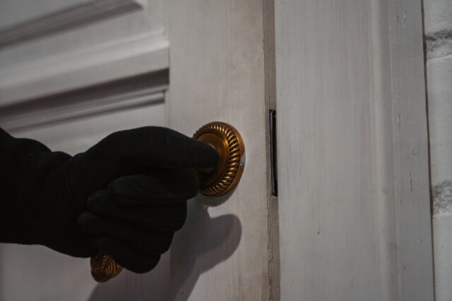 Девушка не заперла дверь в квартиру и лишилась денег, телефонов и алкоголя В Тверской области мужчина отправится в колонию за серию краж