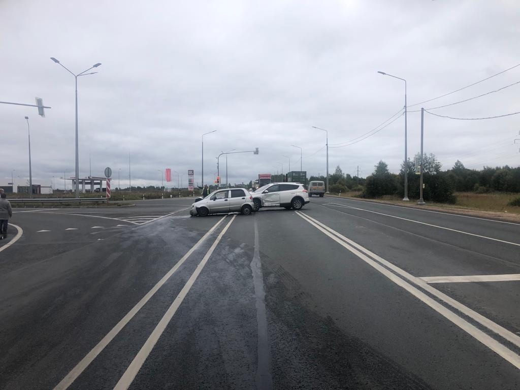 На трассе М-9 в Тверской области столкнулись два автомобиля На трассе М-9 в Тверской области столкнулись два автомобиля