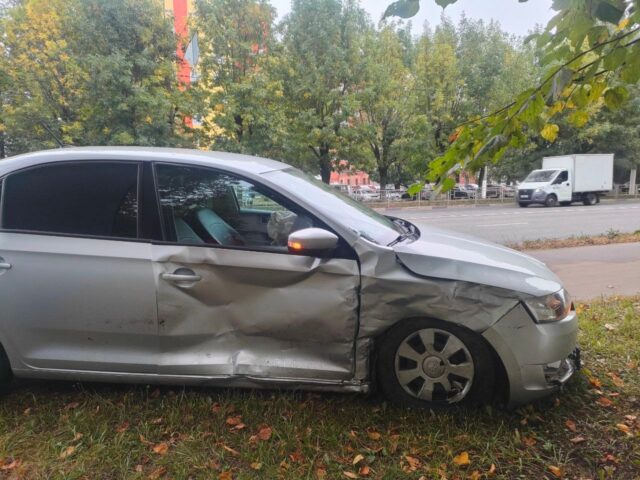 В Твери на Петербургском шоссе столкнулись две иномарки В Твери на Петербургском шоссе столкнулись две иномарки