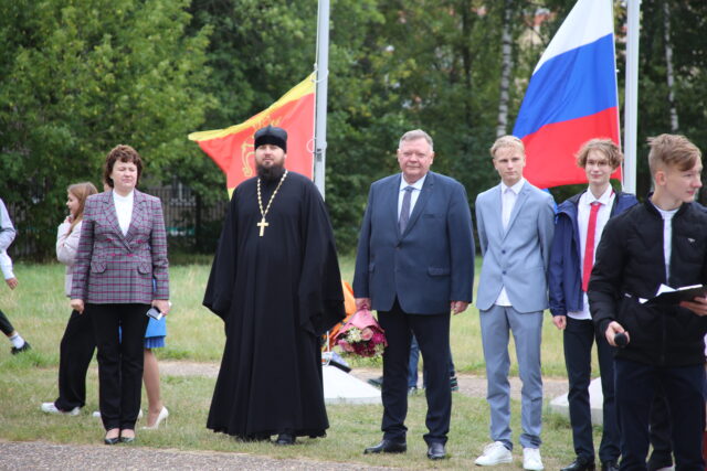 Евгений Пичуев поздравил школьников с Днем знаний
