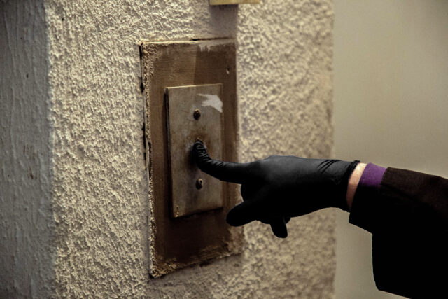 Пенсионерка из Твери отдала мошенникам 150 тысяч рублей В Твери двое мошенников обманывали пожилых людей, представляясь полицейскими