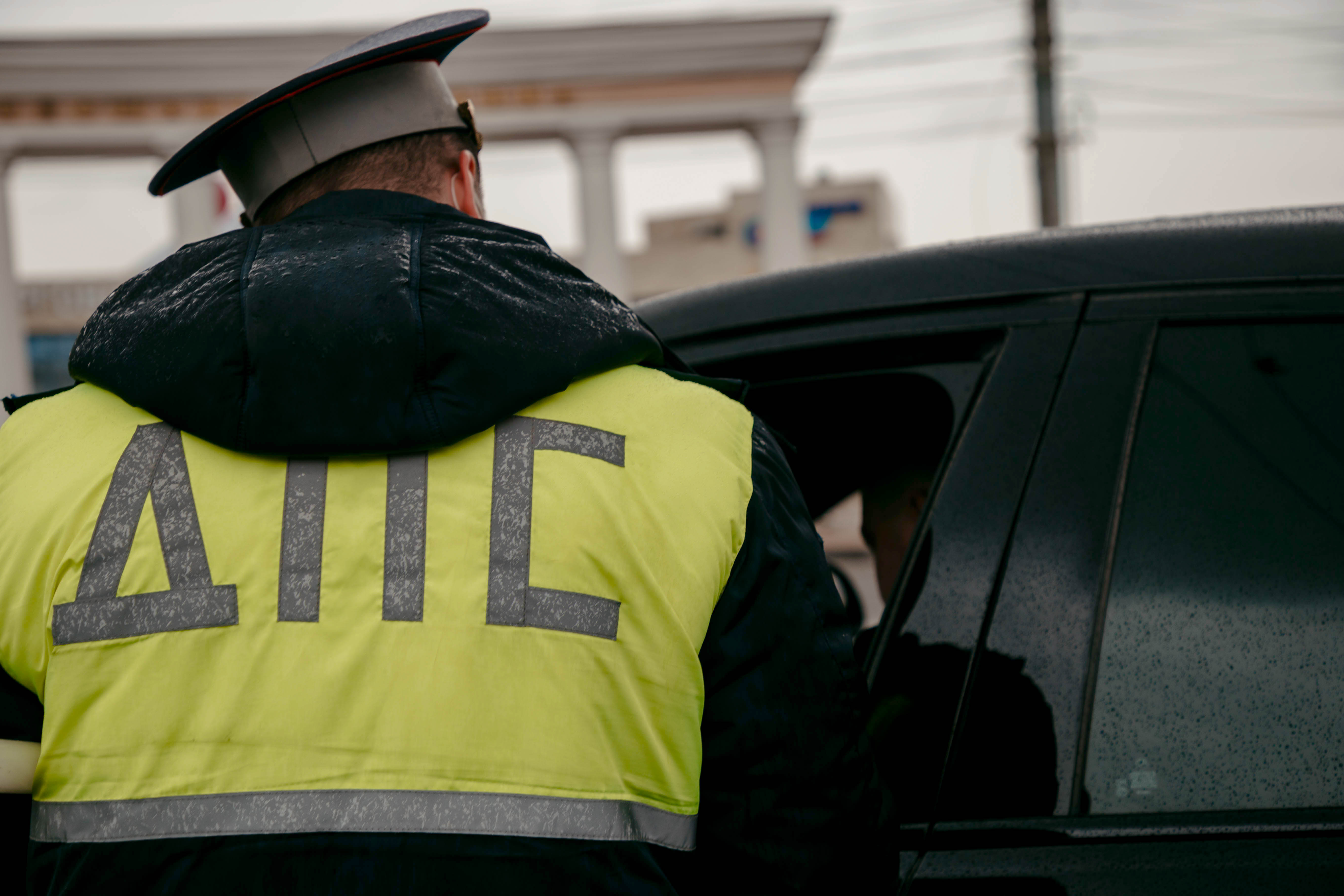 В Твери задержали мужчину с пакетом наркотического вещества