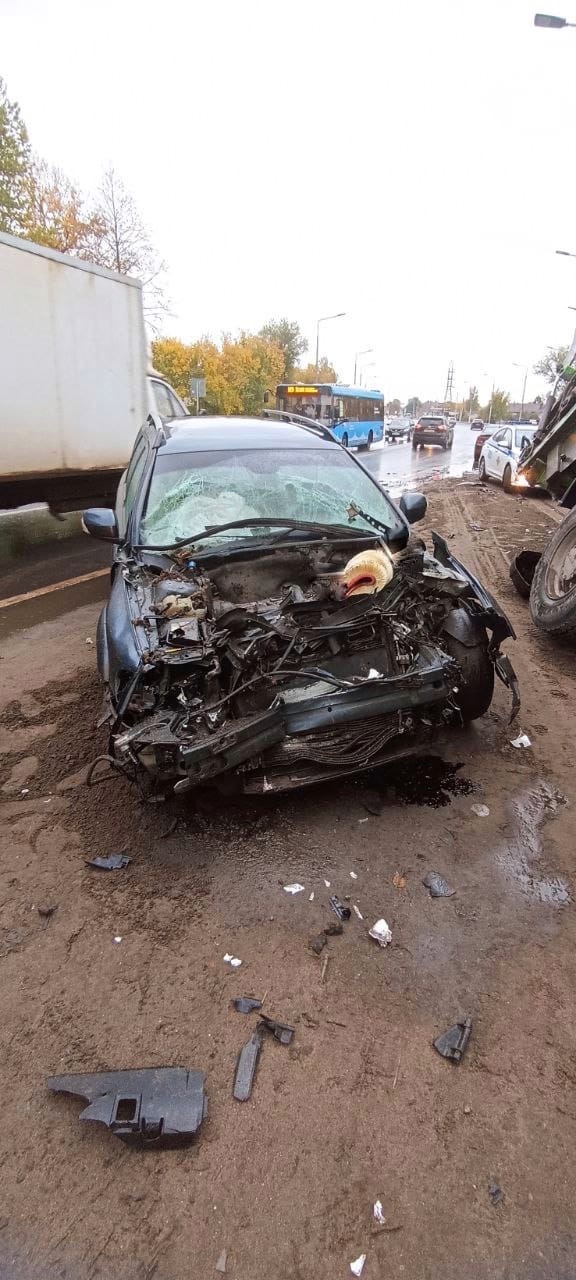 В Твери произошло ДТП с участием мусоровоза